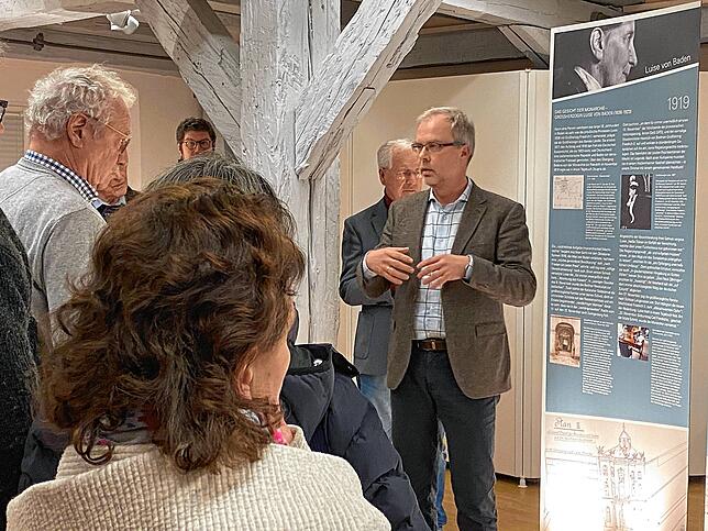 Peter Exner (rechts) konnte zu jeder Zeit und jedem Datum Auskunft geben, sodass die geschichtsinteressierten Besucher der Vernissage ...