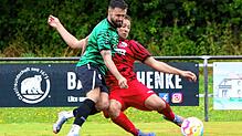 Die intensiven Duelle zwischen dem FV Walbertsweiler-Rengetsweiler (Dennis Hiller, rechts) und dem VfR Stockach (Marius Henkel) endeten ...