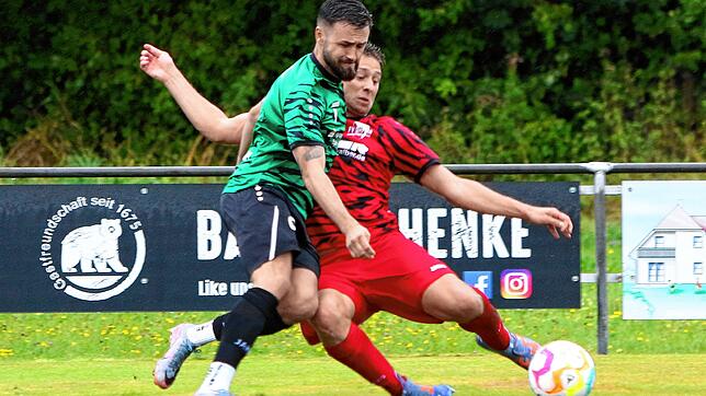 Die intensiven Duelle zwischen dem FV Walbertsweiler-Rengetsweiler (Dennis Hiller, rechts) und dem VfR Stockach (Marius Henkel) endeten ...