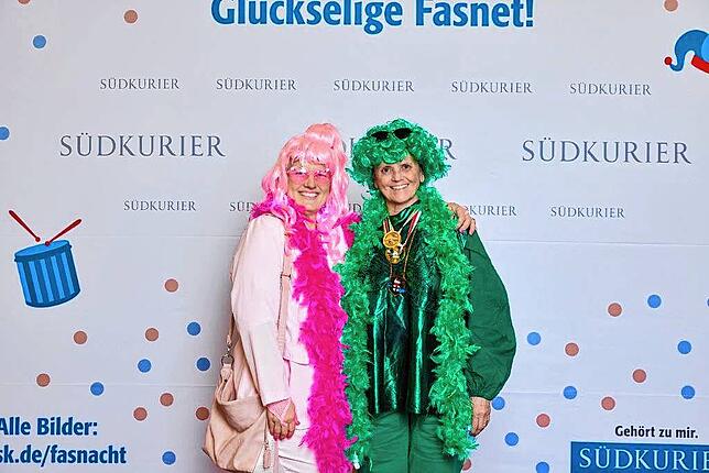 Bild 24: Bilder der SWR-Fasnacht: Narren glänzen vor der SÜDKURIER-VIP-Wand im Konzil