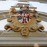 Hängt quasi am seidenen Faden: Das Wappen des Bischofschlosses muss mit einem Spanngurt gesichert werden.