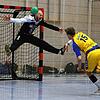 Die HSG Konstanz II (rechts im Bild Gianluca Herbel) hat ein Heimspiel, der TuS Steißlingen (links Torhüter Erik Seeger) spielt in ...