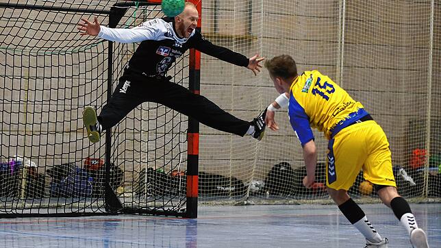 Die HSG Konstanz II (rechts im Bild Gianluca Herbel) hat ein Heimspiel, der TuS Steißlingen (links Torhüter Erik Seeger) spielt in ...