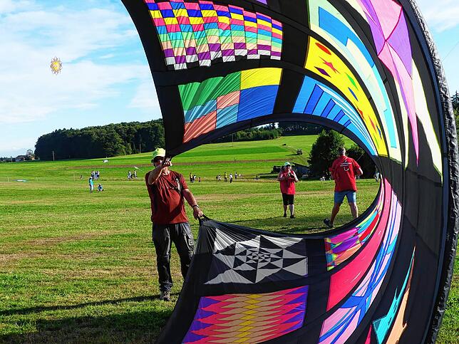 Bild 7: Bilder vom 11. Familien-Drachenfest auf dem Flugplatz in Hütten