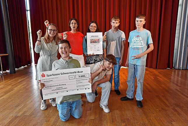„Juhu“ rufen Lehrer und Schüler der Weiherdammschule Blumberg. Sie gewinnen 3000 Euro beim Jurypreis.