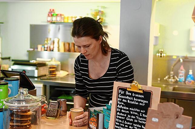 Lässt auch beim To-go-Cappucino Sorgfalt walten, so dass der Milchschaum ein schönes Muster ergibt: Roxana Pop, Betreiberin des Café Pop ...
