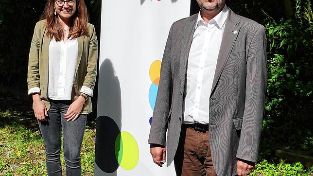 Carina Wanowski und Bürgermeister Michael Thater stellten das Herbst-Winter-Programm der VHS vor.