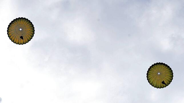 Symbolfoto: Zwei Fallschirme, hier bei einer Übung der Bundeswehr.