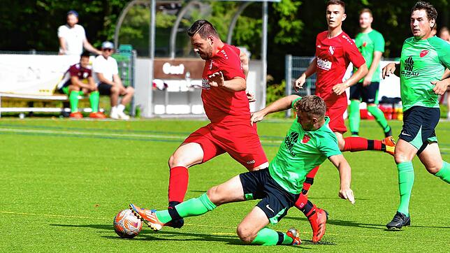 Doppelschlag: Toni Strittmatter, mit 32 Jahren fast der älteste Spieler auf dem Platz, war beim 4:0-Sieg des FC Bergalingen ein steter ...