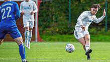 Feiner Fuß: Der 21-jährige Paul Denz (rechts) vom SV 08 Landesliga weiß, wie man mit dem Spielgerät umgeht.