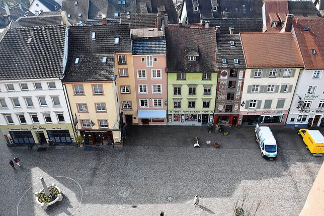 Der heutige Blick vom Turm des St. Fridolinmünsters auf den Münsterplatz.