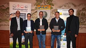Gerd Burkert, Geschäftsführer der Energieagentur Kreis Konstanz (links) und Landrat Zeno Danner (rechts) übergaben die Preise für die ...