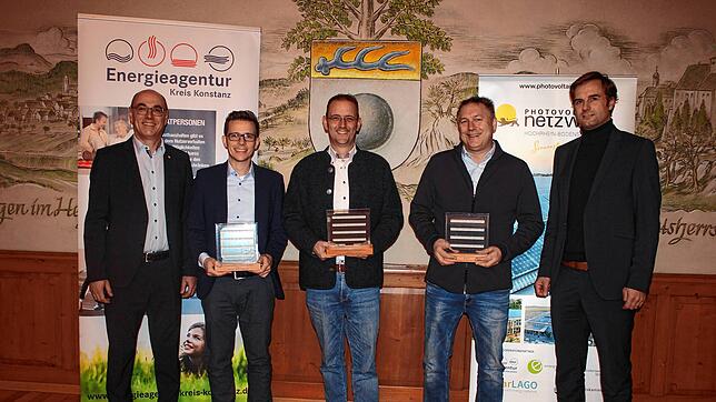 Gerd Burkert, Geschäftsführer der Energieagentur Kreis Konstanz (links) und Landrat Zeno Danner (rechts) übergaben die Preise für die ...