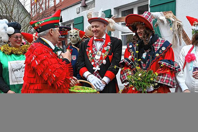 Bild 11: Narrenhochzeit in Sipplingen: So feiern die Narren das neue Paar