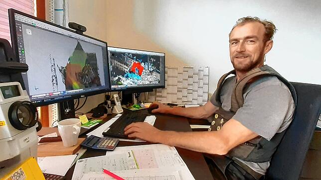Einen wachsenden Teil seiner Arbeitszeit widmet Zimmerermeister Florian Kopp im Büro der Computer-gestützten Konstruktion komplizierter ...