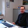 Der Böhringer Ortsvorsteher Jürgen Keck in seinem Büro im Rathaus (Archivbild). Zudem saß er bislang für FDP im Gemeinderat und war über ...
