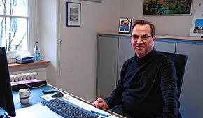 Der Böhringer Ortsvorsteher Jürgen Keck in seinem Büro im Rathaus (Archivbild). Zudem saß er bislang für FDP im Gemeinderat und war über ...