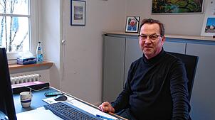 Der Böhringer Ortsvorsteher Jürgen Keck in seinem Büro im Rathaus (Archivbild). Zudem saß er bislang für FDP im Gemeinderat und war über ...