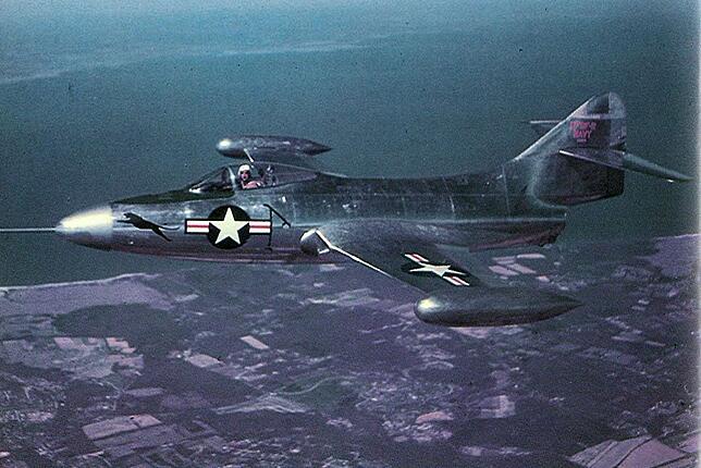 Ein Jagdbomber von Typ F9F &bdquo;Panther&ldquo;, wie ihn Neil Armstrong im Koreakrieg flog.