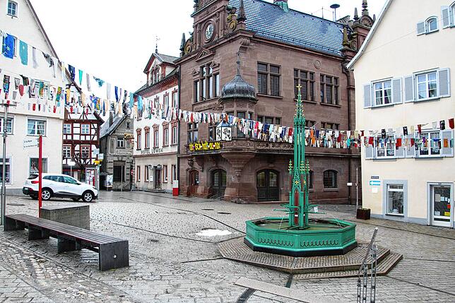 Fasnetsbändel wurden in diesem Jahr nur im Bereich des Meßkircher Marktplatzes aufgehängt.