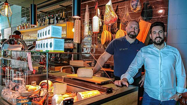 Die Brüder Massimo und Ettore Pernice haben sich einen Traum erfüllt und am 20. März die Bar e Cucina Unico in der August-Ruf-Straße ...