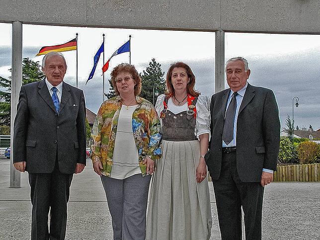 2004: Lauchringens damaliger Bürgermeister Bertold Schmidt, Monika Franck, Chantal Palme (beide langjährige Vorsitzende der jeweiligen ...