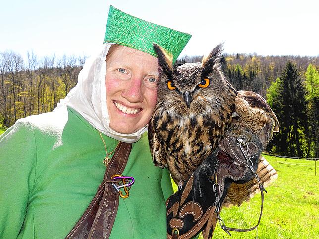 Falknerin Karolina Lange-Gasteiger mit Uhu Obelix.