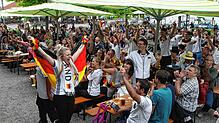 (Archivbild) So feierten die Fußballfans 2016 beim Public Viewing. Dieses Bild soll bei der Fußball-Europameisterschaft 2024 an noch ...
