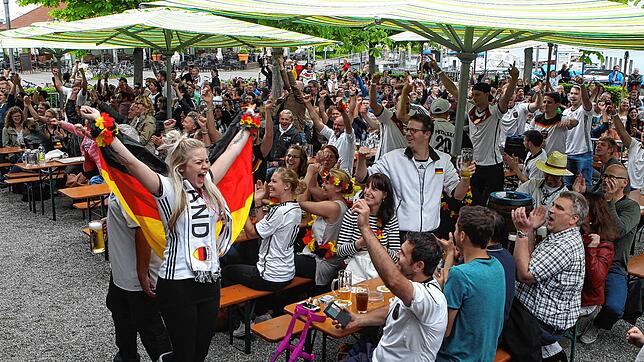 (Archivbild) So feierten die Fußballfans 2016 beim Public Viewing. Dieses Bild soll bei der Fußball-Europameisterschaft 2024 an noch ...