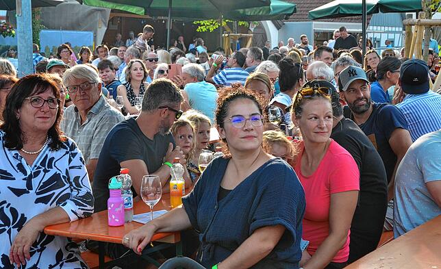Bild 15: Beim Bermatinger Weinfest wird auch am Samstag gefeiert! Wir haben die besten Bilder – Teil 1