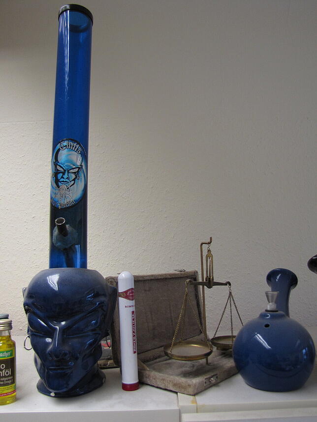 Mehrere Bongs sind in Andreas Alts Besitz. Diese Alien-Bong ist besonders auffällig.
