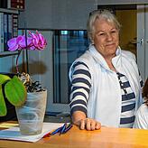 Ines Ahlhelm steht an der Rezeption ihrer Praxis.