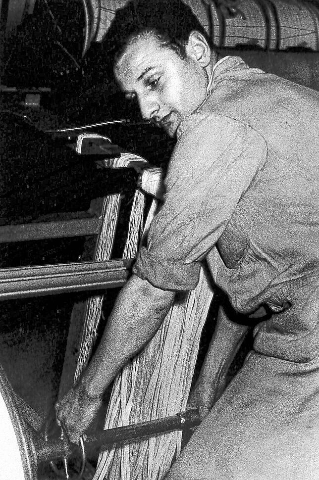 Das Bild ruft viele Erinnerungen hervor: Der junge Walter Thoma bei seiner Arbeit in der Einzieherei.