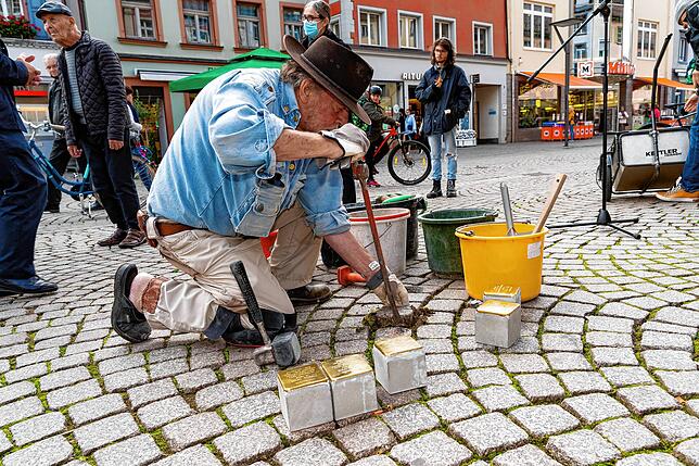 Bild 22: Nun liegen sie auch in VS: Die ersten 18 Stolpersteine zum Gedenken an Villinger Juden sind am Mittwoch verlegt worden