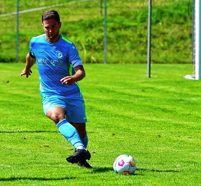 Schlüsselszene: Kapitän Marco Holzapfel – hier ein Archivbild – vom SV Buch musste beim 1:2 seiner Elf in Birkendorf mit ...