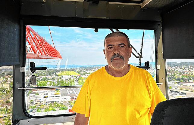 „Ich arbeite seit knapp 40 Jahren auf Kränen, die über 50 Meter hoch sind“, sagt Kranfahrer Gheorghe Buse.