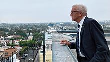Ministerpräsident Winfried Kretschmann blickt im Jahr 2022 bei einer Delegationsreise über die Dächer von Hollywood, Los Angeles in den USA.