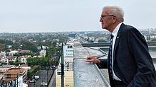 Ministerpräsident Winfried Kretschmann blickt im Jahr 2022 bei einer Delegationsreise über die Dächer von Hollywood, Los Angeles in den USA.