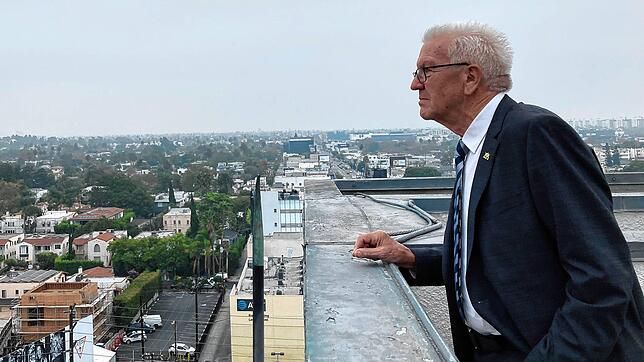 Ministerpräsident Winfried Kretschmann blickt im Jahr 2022 bei einer Delegationsreise über die Dächer von Hollywood, Los Angeles in den USA.