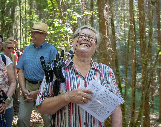 Erika Kiene stellte der Wandergruppe die Geschichte der Ruine Rockenbusch vor.