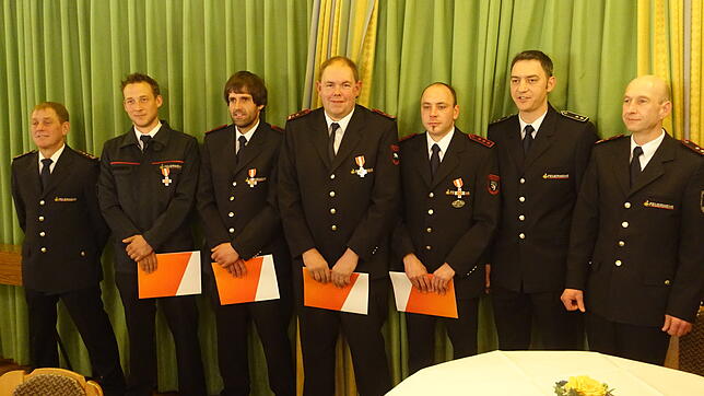 Ehrungen der Feuerwehr Bonndorf (von links): Gesamtkommandant Hansjörg Ketterer, Matthias Woll, Tobias Faller, Andreas Rheiner und ...