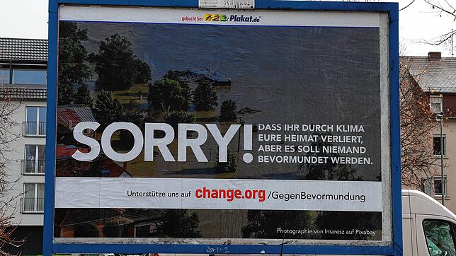 Mit solchen Plakaten im Stadtgebiet wollen Lena Sans und Alexander Zieger auf ihre Petition aufmerksam machen.