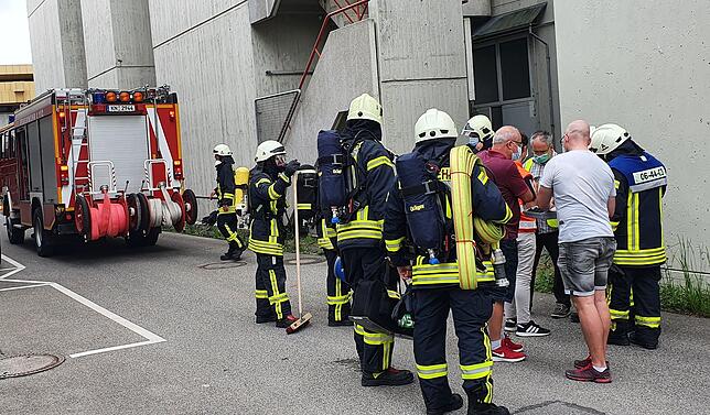 Die Konstanzer Feuerwehr bei einem Einsatz an der Universität: Dort waren Chemikalien ausgetreten.