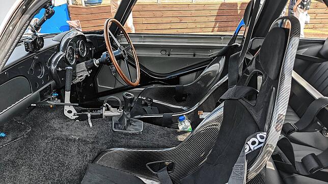 Der Innenraum von einem Aston Martin DB5 Stuntfahrzeug, das im neuen James-Bond-Film “Keine Zeit zu sterben„ zum Einsatz kam.