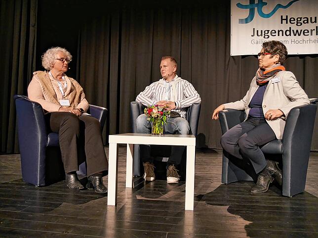 Im Gespräch mit Corina Kiesewalter (rechts) erzählen Justin und Kerstin Letzer, wie ein Motorradunfall ihr beider Leben verändert hat.