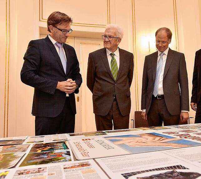 Beim Vereinswettbewerb 2022 tagte die Jury im Staatsministerium in Stuttgart mit (von links) SÜDKURIER-Chefredakteur Stefan Lutz, ...