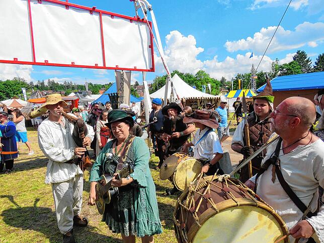 Für viel Remmidemmi sorgen diese Musiker. Sie sind in historische Gewänder gehüllt und haben auch mittelalterliche Instrumente wie ein ...