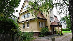 Das Albert-Schweitzer-Haus in Königsfeld mit Blick auf den Haupteingang von der Schramberger Straße aus. Bilder: Werner Müller