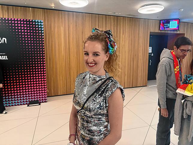 Bild 8: Der ESC in Basel: So bunt sind die Kostüme der Fans