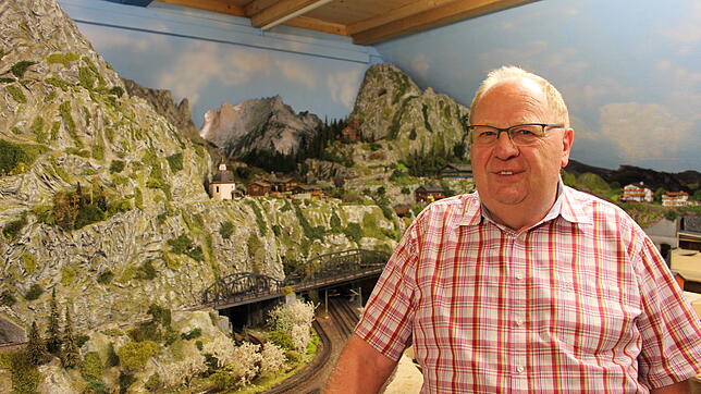 Gebhard Merz vor der von ihm gebauten Gebirgslandschaft seiner elektrischen Eisenbahnwelt. Wann immer er Lust dazu hat, beschäftigt sich ...